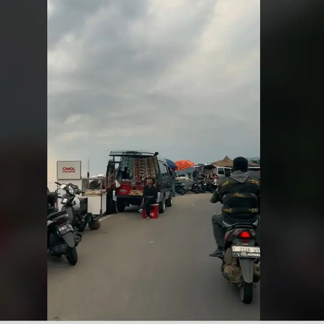 Usai Digusur, PKL Mendadak Ramai Jualan Lagi di Kawasan Puncak dengan Mobil dan Motor