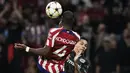 Gelandang Atletico Madrid Geoffrey Kondogbia berebut bola dengen penyerang Bayer Leverkusen  Paulinho pada matchday kelima Grup B Liga Champions 2022/23 di Wanda Metropolitano, Kamis (27/10/2022) dini hari WIB. Main di kandang sendiri, Atletico bahkan nyaris kalah dari Leverkusen. (AP Photo/Manu Fernaandez)