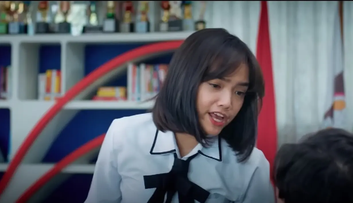 Akting Fujianti Utami Putri alias Fuji dalam film Bukan Cinderella. (Foto: Super Media Pictures via YouTube Cinepolis Indonesia) - 3