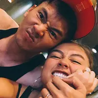 Penyanyi Agnes Monica atau Agnez Mo memamerkan cincin yang melingkar di jari manisnya.  (Via Instagram/@saputrawijaya)