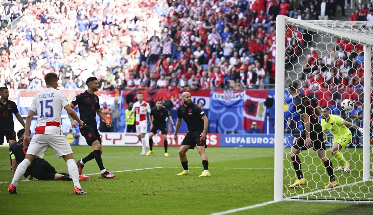Gelandang Timnas Albania, Klaus Gjasula menjadi pemain keempat yang mencetak gol bunuh diri di ajang Euro 2024. Gol bunuh dirinya terjadi pada matchday kedua Grup B (19/6/2024) saat Albania menghadapi Kroasia tepatnya pada menit ke-76. Bola yang memantul ke kakinya usai terjadi kemelut justru masuk ke gawang sendiri hingga membuat Albania tertinggal 1-2. Beruntung, ia mampu membayar kesalahannya dnegan menceatk gol penyeimbang 2-2 di masa injury time yang bertahan hingga akhir laga. (dpa via AP Photo/Sina Schuldt)