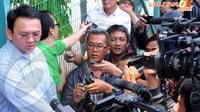 Usai mencoblos Wakil Gubernur DKI Jakarta Basuki Tjahaja Purnama langsung dikerubuti wartawan (Liputan6.com/Faisal R Syam)