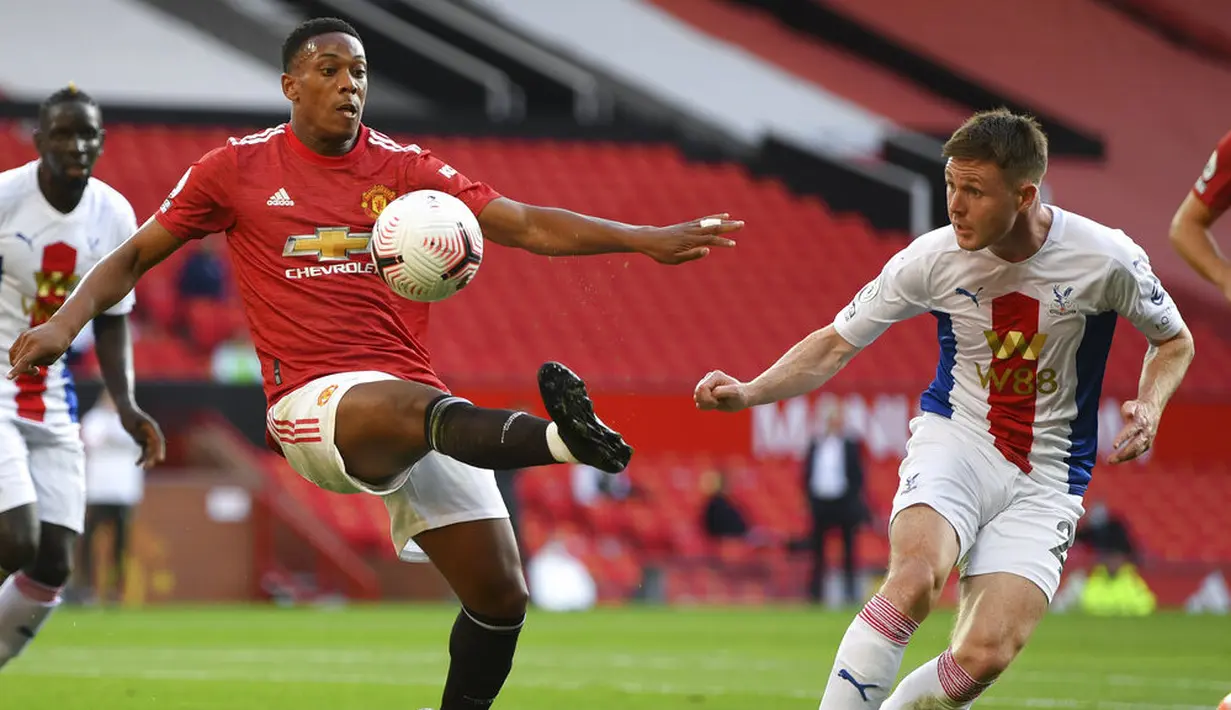 Penyerang Manchester United, Anthony Martial, mengontrol bola saat melawan Crystal Palace, pada laga Premier League di Stadion Old Trafford, Sabtu (19/9/2020). Setan Merah takluk dengan skor 1-3. Crystal Palace. (Shaun Botterill/Pool via AP)