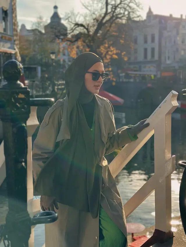 Inspirasi Gaya Hijab Paula Verhoeven yang Stylish dan Kekinian