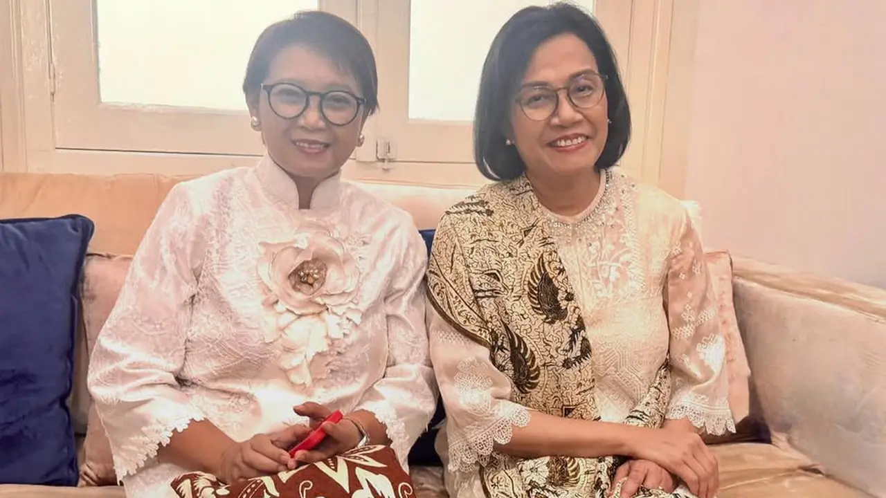 Sri Mulyani dan Retno Marsudi kompak hadiri wisuda anak dari PPDS UI (Foto: Instagram @smindrawati)