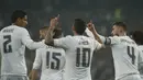 Para pemain Real Madrid merayakan gol yang dicetak James Rodriguez ke gawang Espanyol pada laga La Liga.  Dalam empat laga pertama bersama pelatih baru, Los Blancos, sudah berhasil mencetak 17 gol. (AFP/Curto De La Torre)