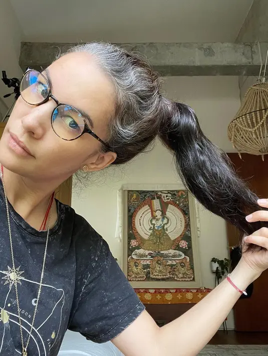 Beberapa kali Nadya Hutagalung tak segan mengunggah warna rambut aslinya yang sudah memutih. Seperti inilah potret penampilan Nadya Hutagalung yang pamer rambut beruban. (FOTO: instagram.com/nadyahutagalung/)