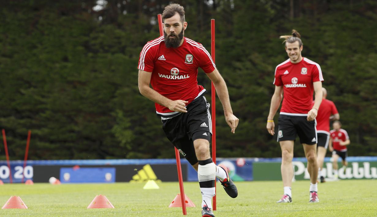 Ashley Williams berlatih serius bersama timnya di COSEC Stadium, Dinard, Prancis, (28/6/2016). (REUTERS/Gonzalo Fuentes)