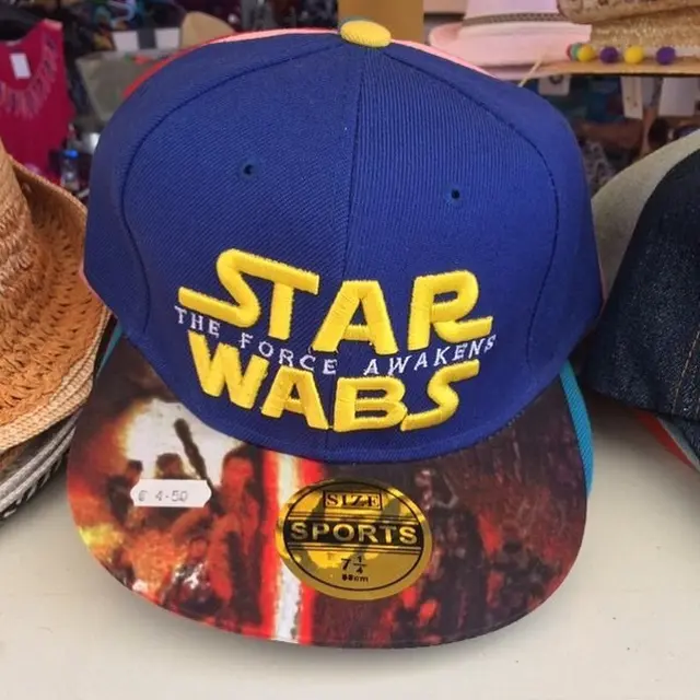8 Potret Topi dengan Tulisan Nyeleneh Ini Bikin Geleng Kepala