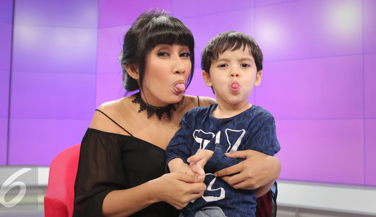 Kekompakan berpose antara ibu dan anak saat acara Dear Haters, Jakarta, Kamis (31/3/2016). Nathan adalah anak hasil dari pernikahan Cut Memey dengan Paul Rowland, bule asal Kanada. (Liputan6.com/Angga Yuniar)
