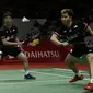 Ganda putra Indonesia, Kevin Sanjaya/Marcus Gideon, saat menghadapi wakil Tiongkok, He Ji Ting/Tan Qiang, pada laga Indonesia Masters 2020 di Istora, Jakarta, Kamis (16/1). Kevin/Marcus unggul 21-19 dan 21-13. (Bola.com/Yoppy Renato)