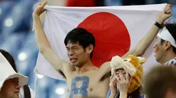Suporter Jepang menangis sambil membentangkan bendera negara pertandingan melawan Belgia pada babak 16 besar Piala Dunia 2018 di Rostov Arena, di Rostov-on-Don, Rusia, (2/7). Jepang takluk dengan dramatis atas Rusia 3-2. (AP Photo / Petr David Josek)
