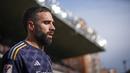 Pemain Real Madrid, Dani Carvajal, tampak kecewa saat ditahan imbang Rayo Vallecano pada laga pekan ke-25 La Liga 2023/2024 di Estadio de Vallecas, Minggu (18/02/2023). Los Blancos harus bermain dengan 10 pemain karena Dani Carvajal kena kartu merah. (AP Photo/Manu Fernandez)