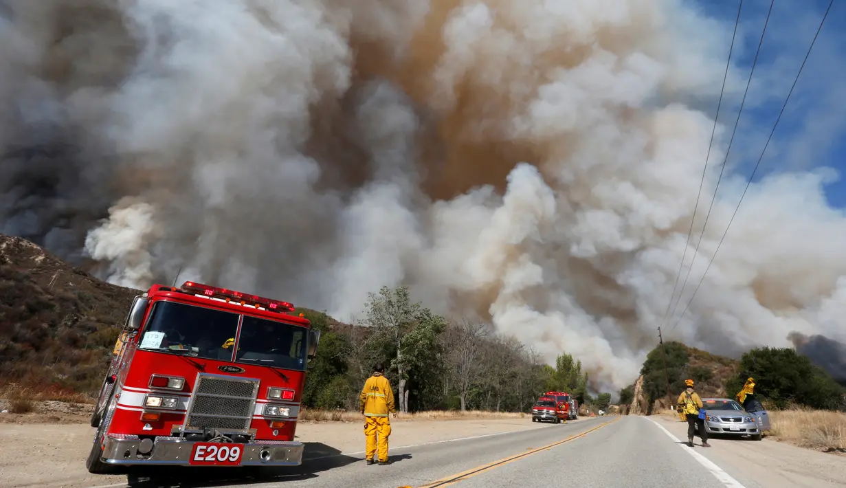 Kebakaran melanda Hutan Nasional Angeles dekat Los Angeles, California, AS (24/7). Sekitar 900 pemadam kebakaran berusaha memadamkan api, dibantu helikopter dan pesawat yang menjatuhkan air dan bahan pemadam. (REUTERS / Jonathan Alcorn)