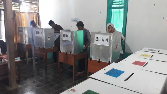 Pemungutan suara Pemilu 2019 di TPS 02 Desa Cingebul Kecamatan Lumbir, Banyumas. (Foto: Liputan6.com/Muhamad Ridlo)