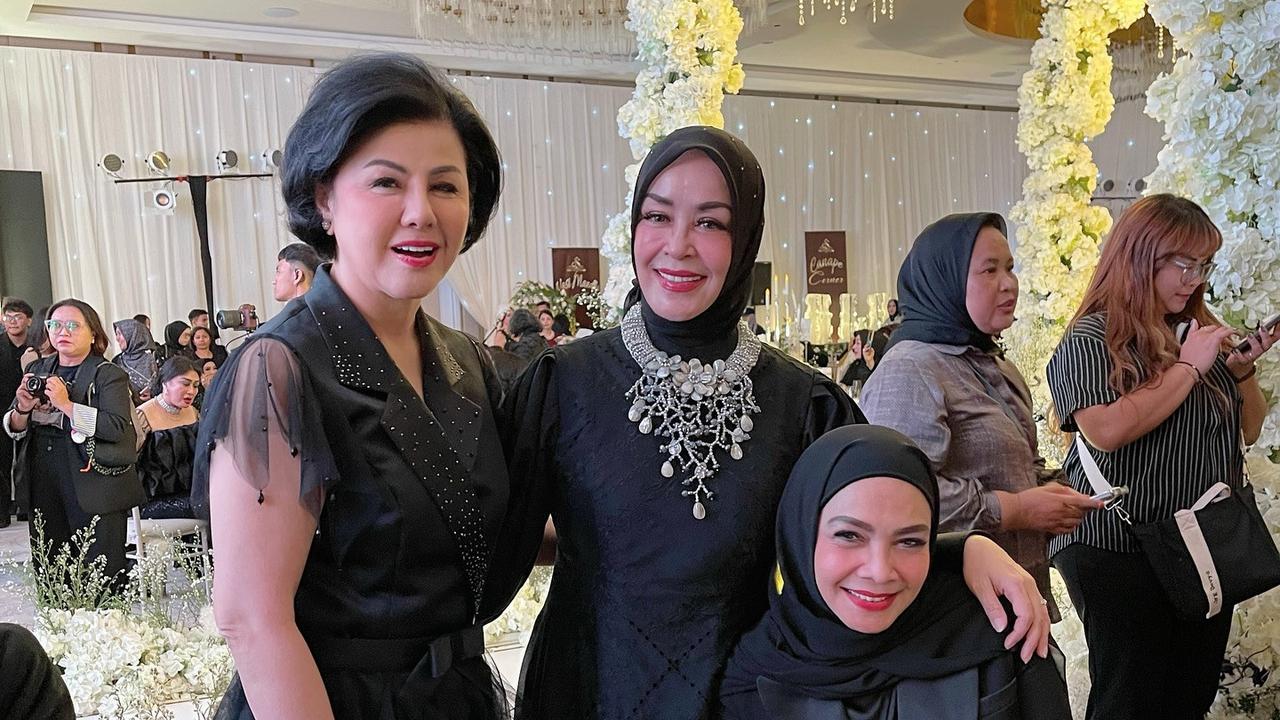 Potret Rieta Amalia dalam Balutan Gaun Hitam