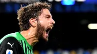 Pemain tengah Sassuolo, Manuel Locatelli, merayakan gol ke gawang Napoli dalam lanjutan Liga Italia Serie A di Stadion San Paolo, Napoli, Minggu (1/11/2020). Sassuolo menang 2-0 atas Napoli. (AFP/Tiziana Fabi)