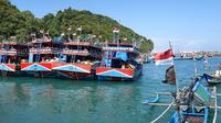 Kapal-kapal nelayan bersandar rapat di Pelabuhan Pantai Sadeng, Kalurahan Songbanyu, Kapanewon Girisubo, Gunungkidul. Meski menjadi pelabuhan perikanan terbesar di DIY dengan ratusan kapal aktif setiap hari, nelayan masih mengeluhkan tingginya harga BBM akibat belum adanya SPBN khusus nelayan.