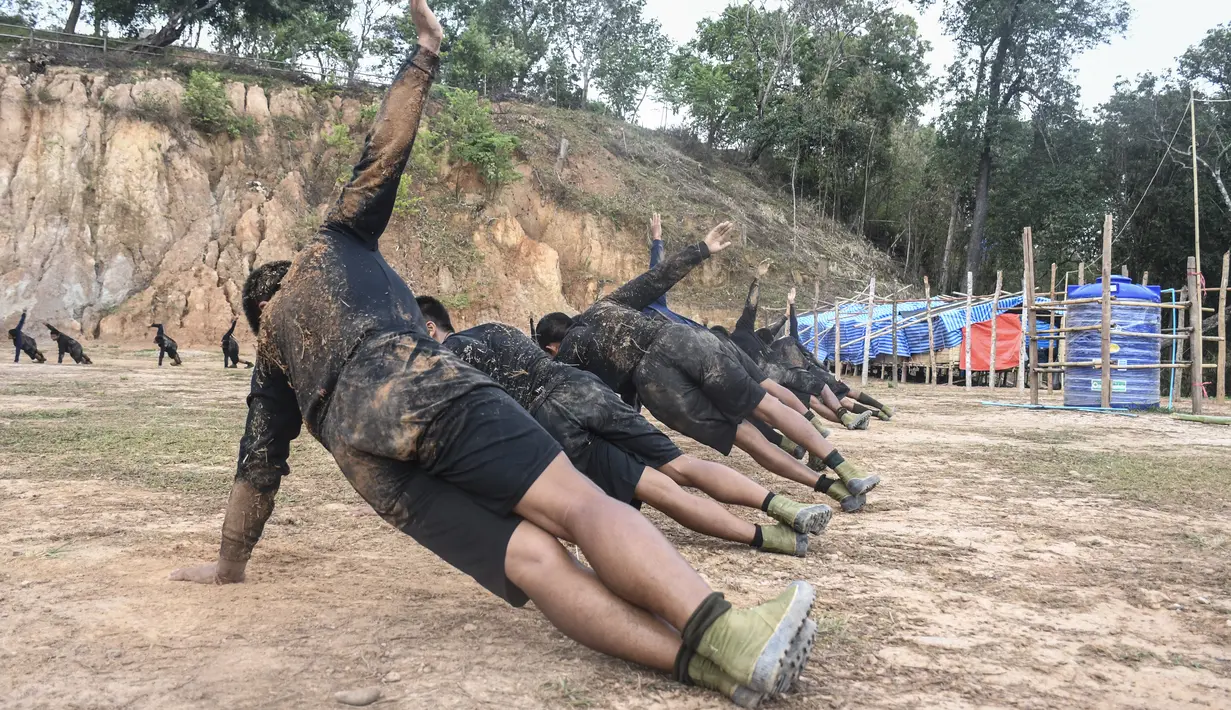 Para gerilyawan dari kelompok pemberontak Partai Progresif Nasional Karenni (KNPP) berlatih di tengah hutan di Negara Bagian Kayah, Myanmar. (Handout/Kantarawaddy Times/AFP)