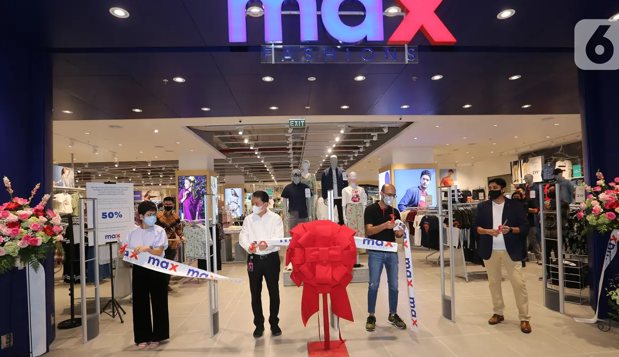 Associate Director Head of Commercial Lippo Malls Indonesia Rita Yovita, Chief Executive Director Eddy Mumin, Country Head Landmark Group Indonesia Rajesh Kulkarni dan Operation Manager Max Fashions Raju Nayak pada pembukaan Max Fashions di Lippo Mall Puri, Jakarta (23/04/2021). (Liputan6.com)