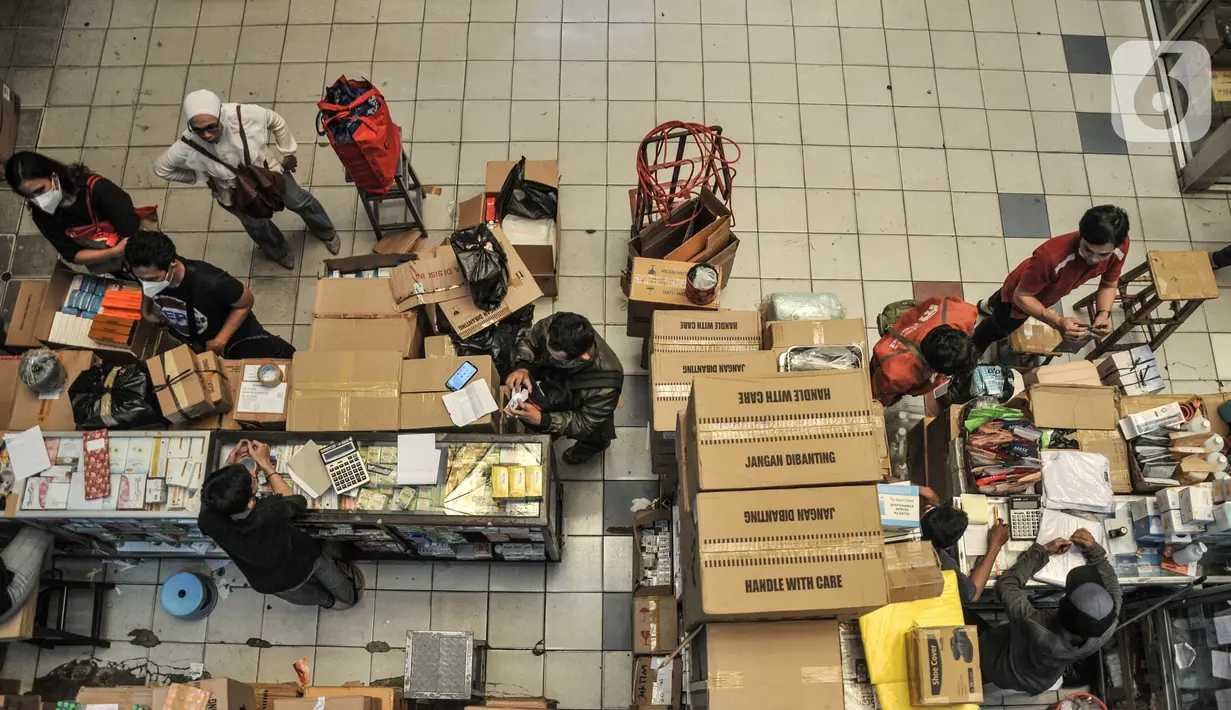 Pengunjung membeli obat-obatan dan perlengkapan medis di Pasar Pramuka, Jakarta, Rabu (2/2/2022). Seiring melonjaknya kasus COVID-19 di Jakarta, daya beli obat-obatan serta perlengkapan medis di Pasar Pramuka kembali mengalami peningkatan. (merdeka.com/Iqbal S. Nugroho)