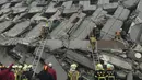 Petugas penyelamat menyisiri bangunan apartemen yang runtuh diguncang gempa 6,4 SR di Tainan, Taiwan Selatan (6/2). Menurut data meteorologi gempa terjadi pada kedalaman 16,7 kilometer di bawah permukaan laut. (REUTERS/Stringer)