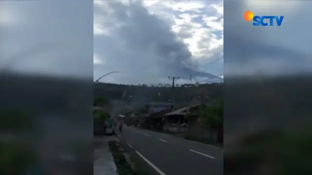 Rakaman Gunung Agung Semburkan Asap dan Abu Vulkanik