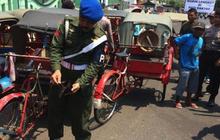 HUT TNI ke 70, Kopral Bagyo bagi-bagi angpau ke sopir becak
