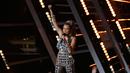 Miley Cyrus berbicara di atas panggung saat menjadi host di ajang bergengsi MTV VMA 2015 yang digelar di Microsoft Theatre, Los Angeles, California, AS (30/8/2015). (REUTERS/Mario Anzuoni)