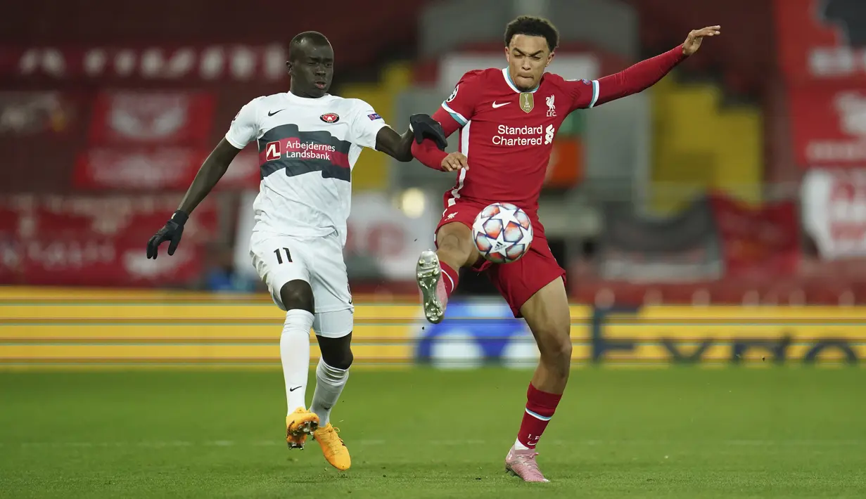 Bek Liverpool, Trent Alexander-Arnold berebut bola dengan pemain Midtjylland, Awer Mabil pada pertandingan grup D Liga Champions di stadion Anfield, di Liverpool, Inggris, Selasa (27/10/2020). Liverpool menang 2-0 atas Midtjylland. (Jon Super/Pool via AP)