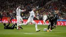 Pemain Spanyol, Sergio Ramos melepaskan tembakan ke gawang Argentina pada laga uji coba di Wanda Metropolitano stadium, Madrid, (27/3/2018). Spanyol menang telak 6-1 atas Argentina. (AP/Paul White)