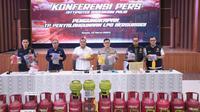 Bareskrim Polri mengungkap kasus penyalahgunaan gas LPG 3 kilogram di Bogor, Bekasi, dan Tegal. (Liputan6.com/ Nanda Perdana Putra)