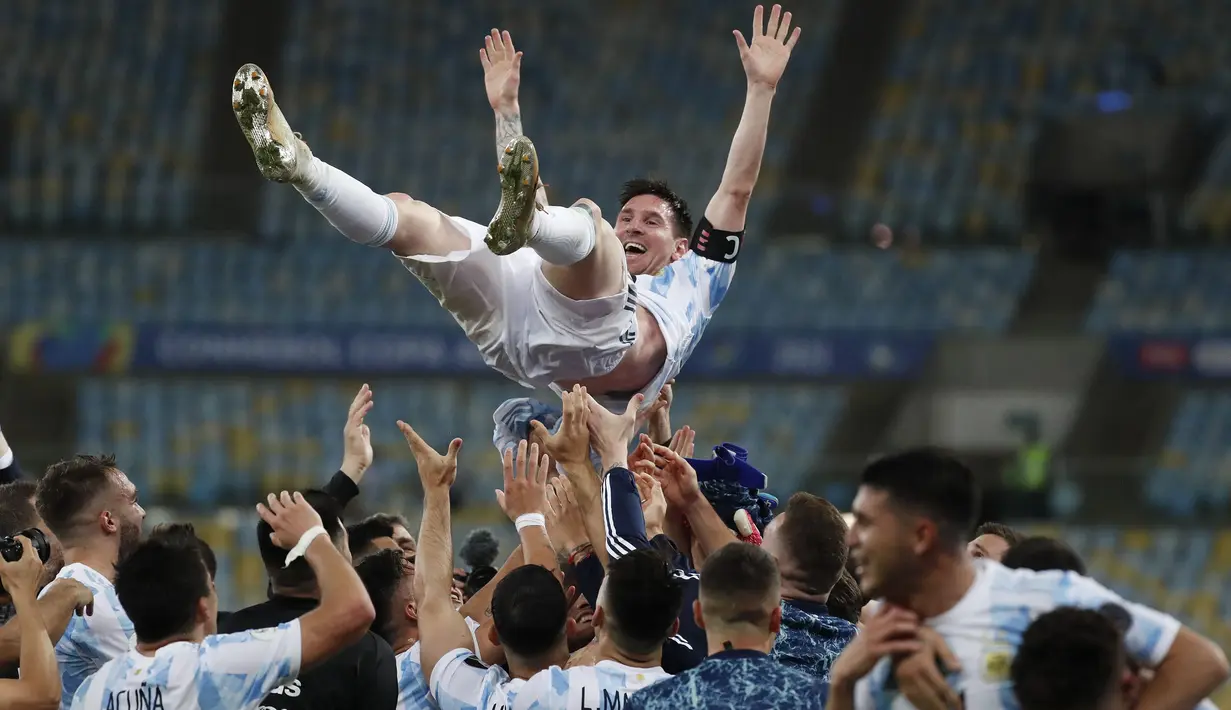 Laga akhirnya dimenangkan oleh Argentina. Kapten Argentina, Lionel Messi dinobatkan sebagai Top Scorer Copa Ameirca 2021 setelah berhasil mencetak empat gol. (Foto: AP/Bruna Prado)