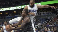 Pemain Atlanta Hawks, Paul Millsap (kiri) berusaha melewati hadangan pemain Orlando Magic, Arinze Onuaku #21 pada laga NBA preseason basketball game di Orlando, (17/10/2016) WIB. (AP/Phelan M. Ebenhack)