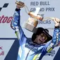 Pembalap Suzuki Ecstar Alex Rins mengangkat trofi usai memenangkan balapan MotoGP Austin di Circuit of The Americas (COTA), Senin (15/4/2019) dini hari WIB. (AP Photo/Eric Gay)