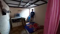 Ini kamar tidur Nurdin dan istri. Letaknya ada di lantai dua. Jendelanya ada di samping kanan. Jika dulu mereka tidur di satu area yang sama, sudah dua tahun terakhir mereka tidur di kamar masing-masing (Aditya Eka Prawira/Liputan6.com)