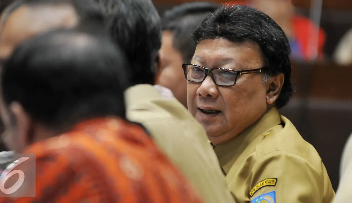 Menteri Dalam Negeri Tjahjo Kumolo saat mengikuti rapat kerja dengan Komisi II DPR, di Kompleks Parlemen, Senayan, Jakarta, Senin (29/2). Rapat tersebut membahas revisi Undang-Undang Nomor 8 Tahun 2015 tentang Pilkada. (Liputan6.com/Johan Tallo)