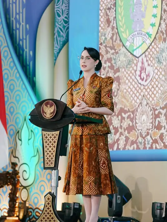Arumi Bachsin rayakan hari Kartini dengan setelan busana batik formal. Ia kenakan atasan batik berkerah tinggi dengan puff sleeve dan rok midi ruffle [@arumibachsin94]