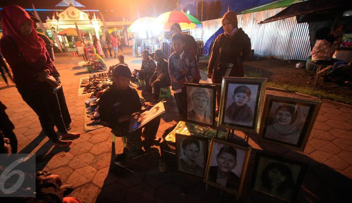 Pelukis jalanan menyelsaikan sketsa  di area Pasar malam Sekaten,Yogyakarta, (19/12).Pasar malam sekaten di selenggarakan untuk menyambut peringatan lahirnya nabi Muhammad SAW 12 Robiul Awal.(Boy Harjanto)