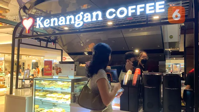 Seorang pengunjung sedang berada di Kenangan Coffee, Raffles City, Singapura