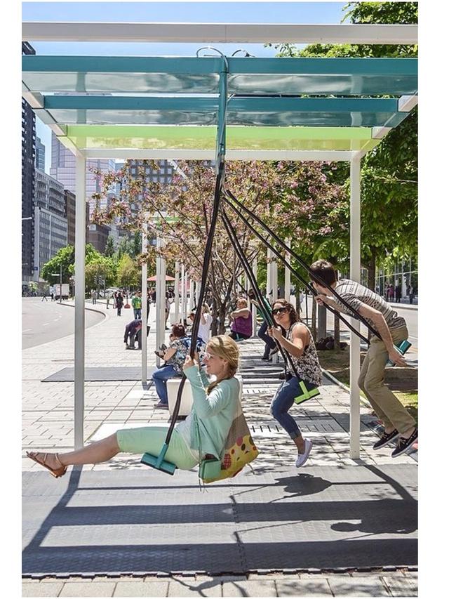 6 Potret Desain Perkotaan yang Bikin Orang Betah Menunggu Bus di Halte