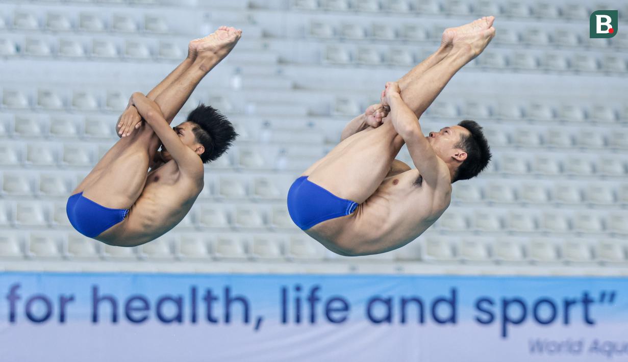 Penampilan pasangan Andriyan (kanan) dan M. Yudha Prasetyo dalam nomor papan lompat indah putra Indonesia Open Aquatic Championships 2025 (IOAC 2025) di Stadion Akuatik GBK, Senayan, Jakarta, Selasa (25/11/2025). (Bola.com/Bagaskara Lazuardi)