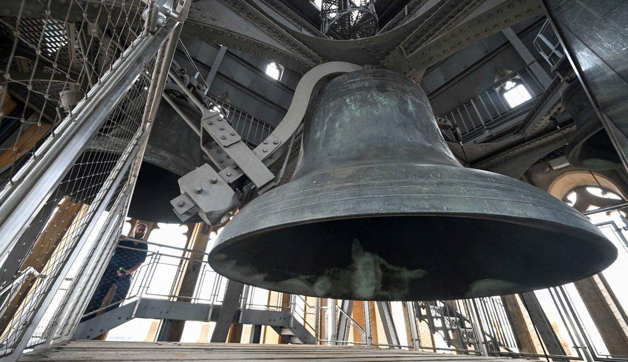 Untuk mengatasinya, teknisi memasang palu yang lebih ringan dan memutar posisi lonceng agar bagian yang tidak rusak bisa digunakan. Suara dentangan yang terdengar hingga hari ini berasal dari lonceng hasil perbaikan tersebut. (Justin TALLIS/AFP)