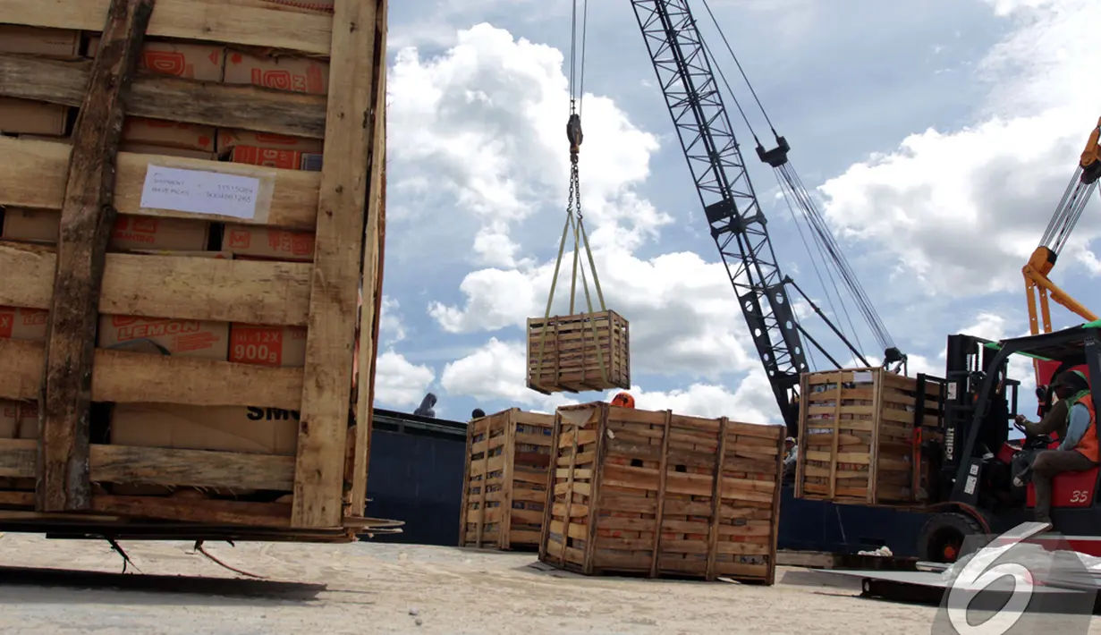 Suasana bongkar muat di Pelabuhan Sunda Kelapa, Jakarta, Jumat (9/1/2015). (Liputan6.com/Faizal Fanani)