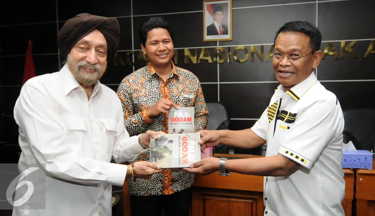 Penulis buku Palu dan Godam Melawan Keangkuhan, Rusdy Mastura (kanan) menyerahkan buku Palu dan Godam Melawan Keangkuhan kepada tokoh nasional HAM, HS Dillon saat peluncuran di Jakarta, Rabu (29/6). (Liputan6.com/Helmi Fithriansyah)