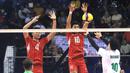 <p>Dua pemain Timnas Voli putra Indonesia U-20, Darda Mulya Muhammad (kiri) dan Farchan Vachrezy berusaha membendung bola drop yang dilepaskan pemain Arab Saudi, Rashad Abuelkhir pada laga Grup A Kejuaraan Bola Voli Asia Putra AVC U-20 2024 di Jawa Pos Arena, Surabaya, Rabu, 24 Juli 2024. (Dok. PBVSI)</p>