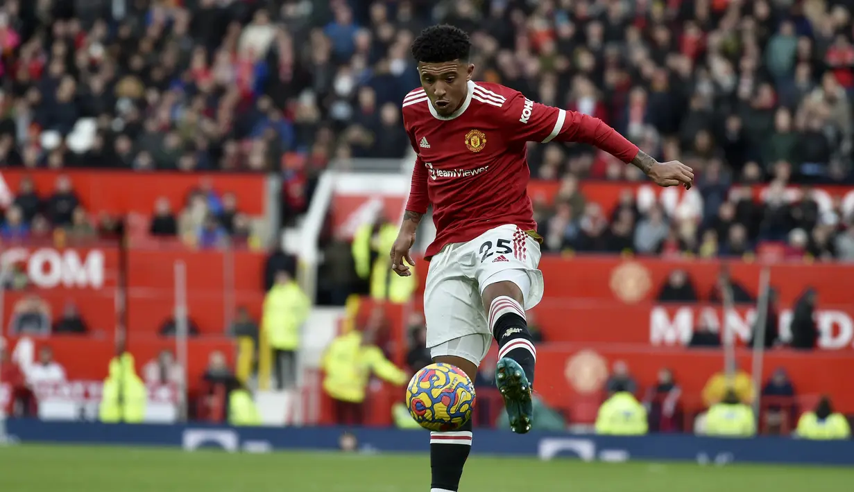Penyerang Manchester United, Jadon Sancho mengontrol bola saat bertanding melawan Watford pada pertandingan lanjutan Liga Inggris di di Old Trafford di Manchester, Inggris, Sabtu (26/2/2022). MU bermain imbang dengan Watford 0-0. (AP Photo/Rui Vieira)