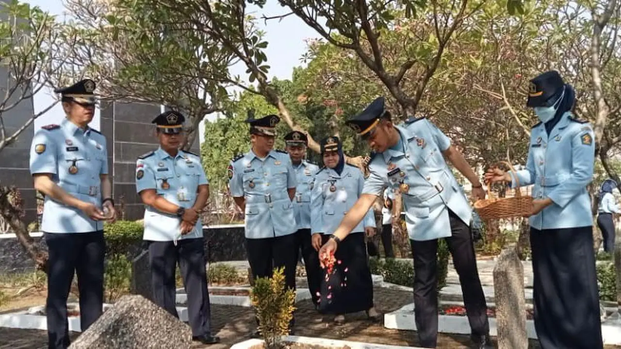 Kenang Jasa Pahlawan, Lapas Bekasi Ziarah dan Tabur Bunga Serentak (Bams Sinulingga)