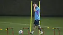 Bintang timnas Argentina Lionel Messi memberi isyarat saat sesi latihan di Doha, Qatar, Sabtu (19/11/2022). Lionel Messi dia baru saja mengatasi beberapa masalah tendon beberapa minggu yang lalu. (AP Photo/Jorge Saenz)