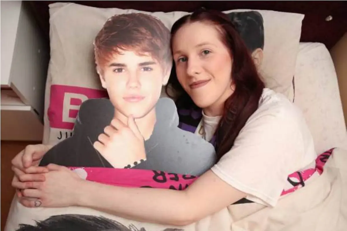 Terobsesi, Gadis Ini Tidur dan Nikahi Patung Justin Bieber